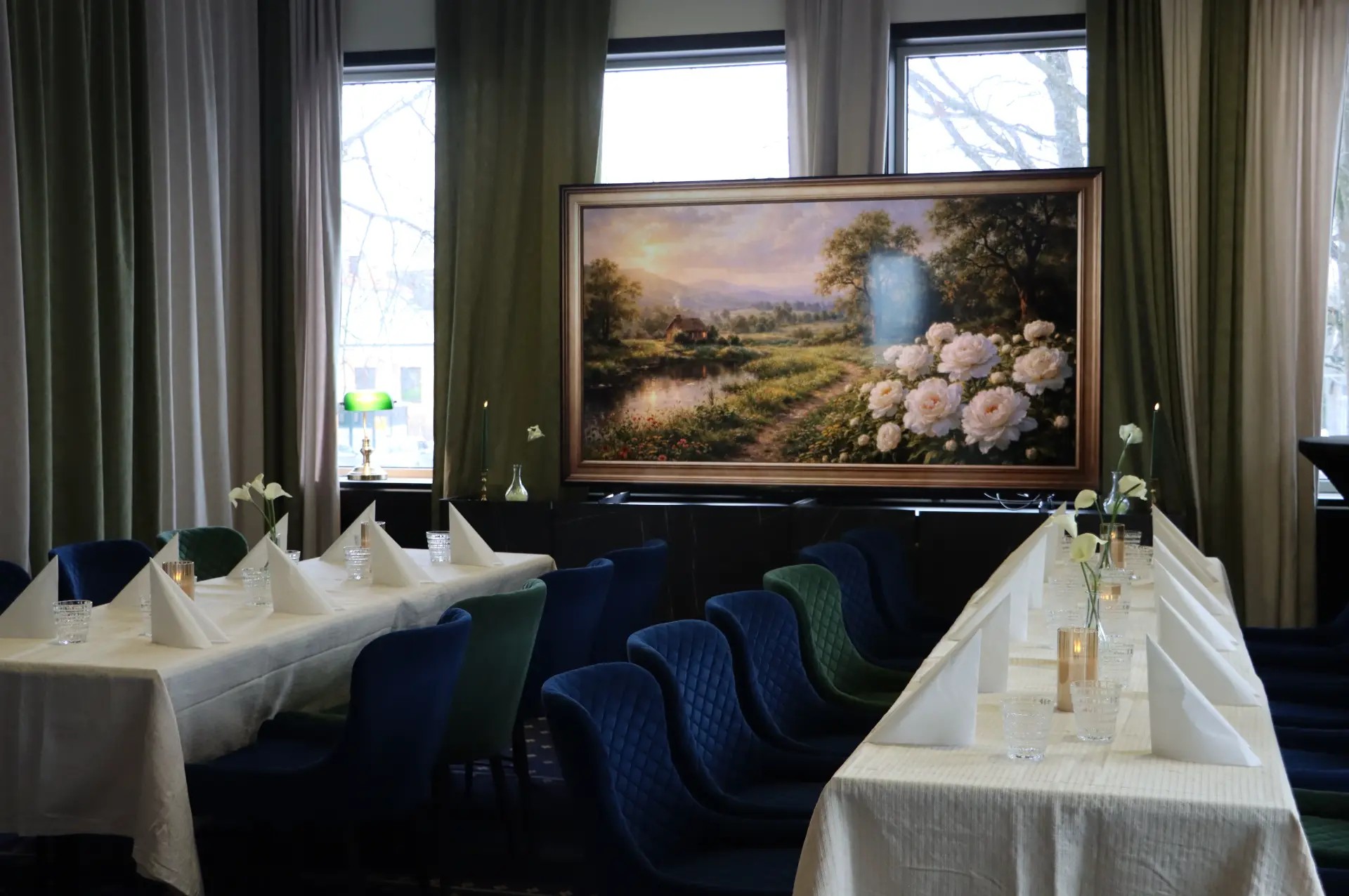 Stadshotellets festlokal med dukade bord